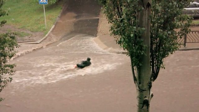 Мощный ливень в Донецке: Поток воды сбил с ног женщину