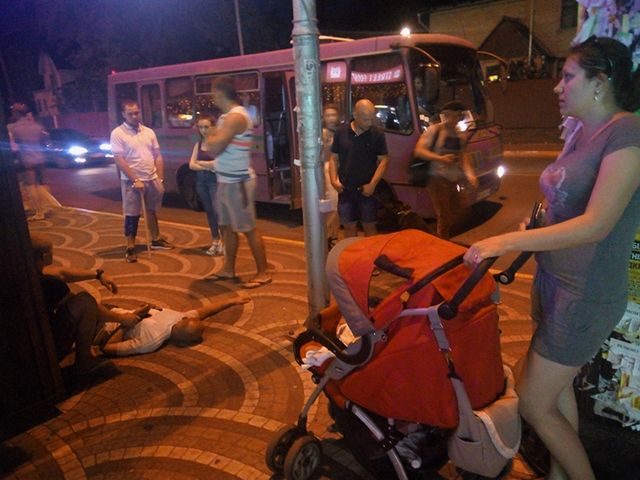 Схватил коляску и замахнулся молотком на ребенка: под Киевом случился жуткий инцидент