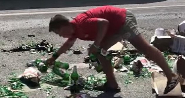 Люди разворовывали пиво, пока спецслужбы спасали жизнь пострадавшего в ДТП