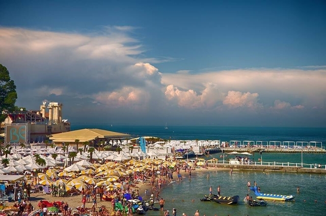 "Бегут от хунты вплавь": в сети сравнили пляжи Одессы и Крыма