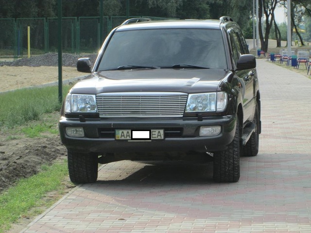 У Чернігові СБУшник припаркував свій джип прямо посеред пляжу