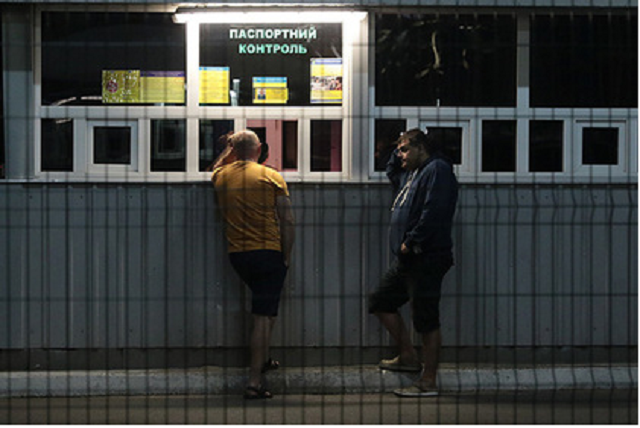 Украинские пограничники закрыли въезд в страну 70 российским артистам