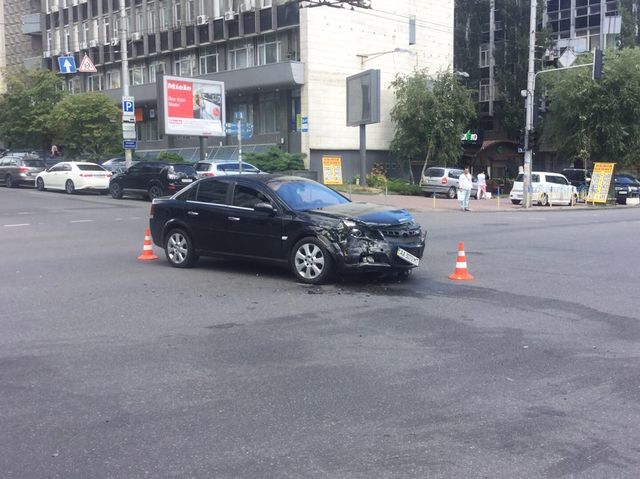 В Киеве в ДТП попал автомобиль "Укрпочты", пролетев 20 метров