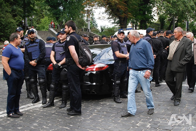 В Киеве лихач на элитном Porsche въехал в толпу активистов возле Кабмина