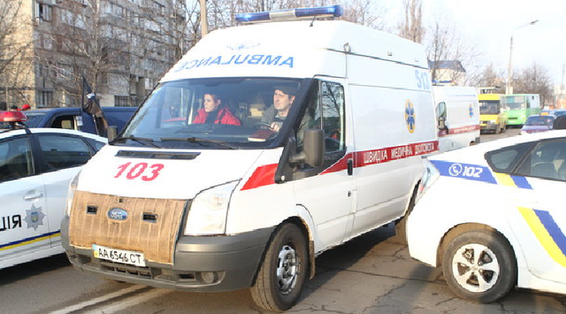 В Киеве мужчина жестоко избил и порезал трех подростков