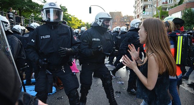 Bild: В Гамбурге атаковали охрану отеля, в котором остановился Путин