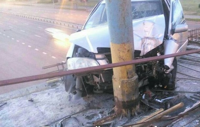 Авто зависло на мосту: в Киеве случилось "мистическое" ДТП