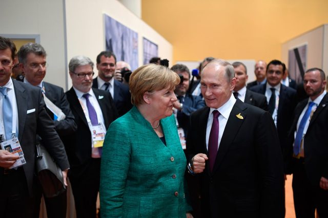 Меркель объяснила, почему с Путиным и Макроном обсуждали Украину без Порошенко