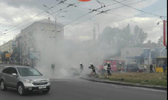 В Киеве на дороге загорелась машина во время движения