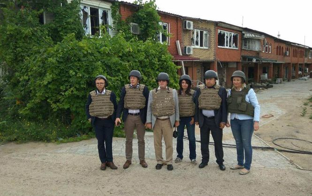 Делегация Европарламента посетила разрушенные Широкино и Мариуполь