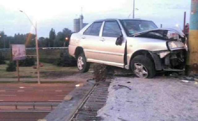 В Киеве голландец на Chery протаранил столб и повис на мосту