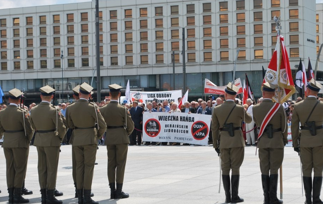 "Бандеровцам жизни не дадим". В Варшаве отметили годовщину событий на Волыни