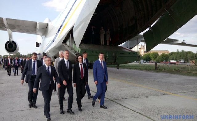 Делегация НАТО завершила визит в Киев ужином на борту самолета-гиганта "Мрия"