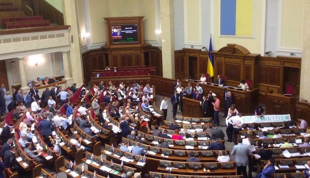 Радикалы блокируют трибуну, обвиняя Луценко в пьянстве