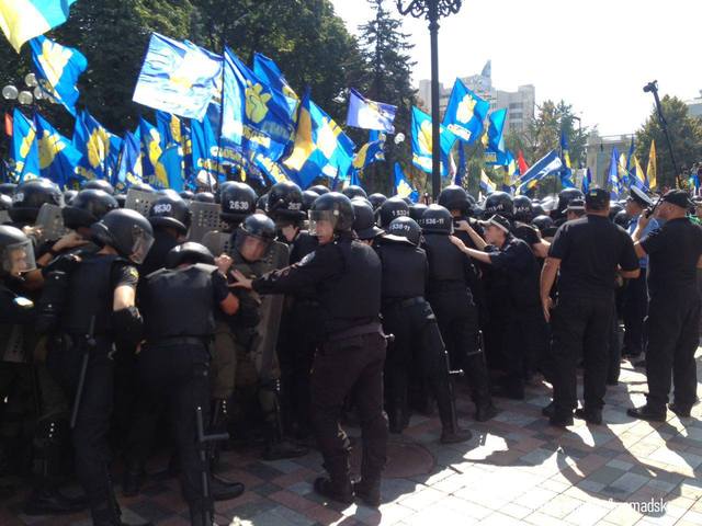 Появилось видео столкновений под Радой