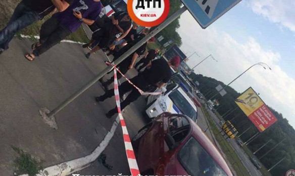 В Киеве в Голосеевском районе обстреляли автомобиль, один человек ранен