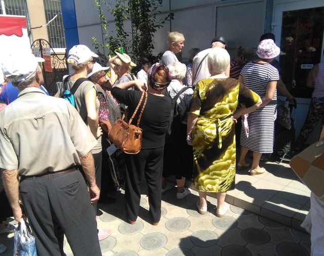 В Станице Луганской пенсионеры штурмуют банкомат «Ощадбанка»