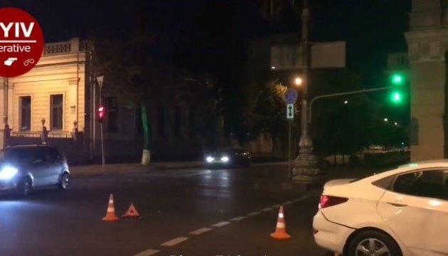 В центре Киева сбили полицейского, он в больнице
