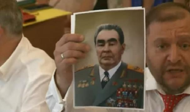Цирк у Раді: Добкін показав портрет Брежнєва і поскаржився на ГПУ