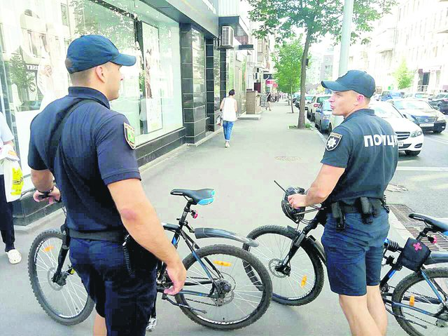 Велокопы Харькова удивляют прохожих и пугают водителей