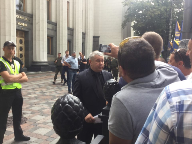 Активисты нападают на депутатов, которые пытаются выйти из Рады