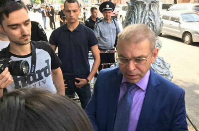 Убегающих из Рады нардепов отлавливают и возвращают на работу