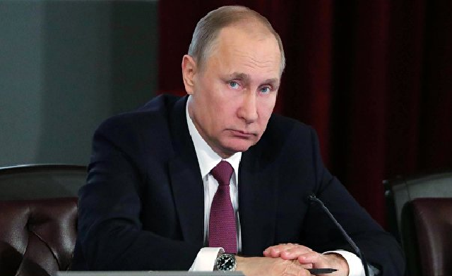 Путин оттолкнул патриарха Кирилла