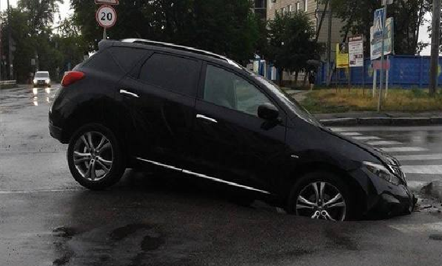 В Киеве машина на новой дороге провалилась под асфальт