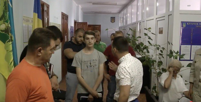 Депутат, поднявший руку на школьника, «вылетел» из БПП