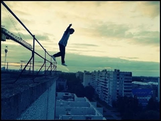 В Харькове грабитель прыгнул с четвертого этажа, спасаясь от полиции