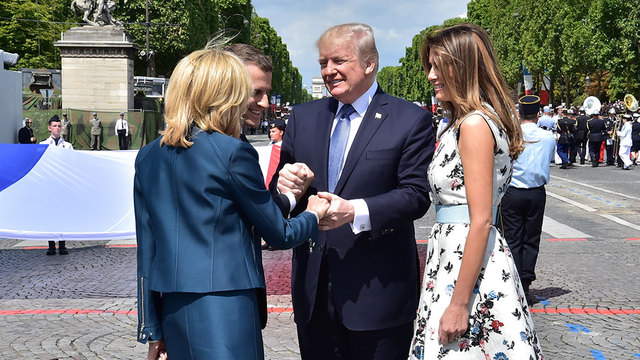 «Руку отпусти!»: опубликовано видео странного рукопожатия Трампа и Макрона