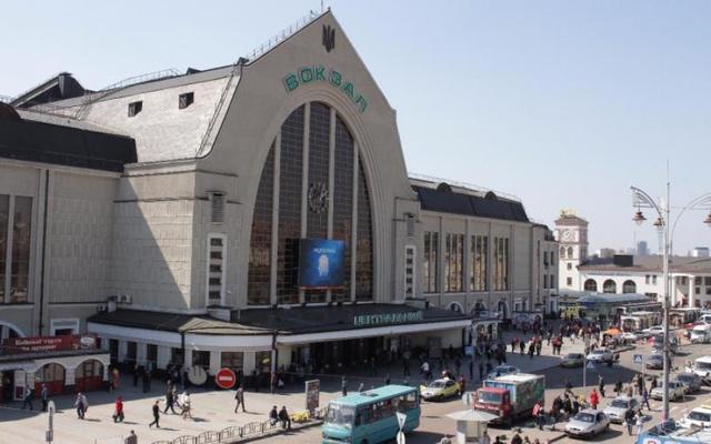 Декоммунизация по-киевски: табло столичного вокзала "порвало" соцсети