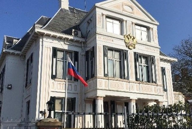 Ждут ответов: В Гааге семьи жертв МН17 установили лавку под посольством РФ