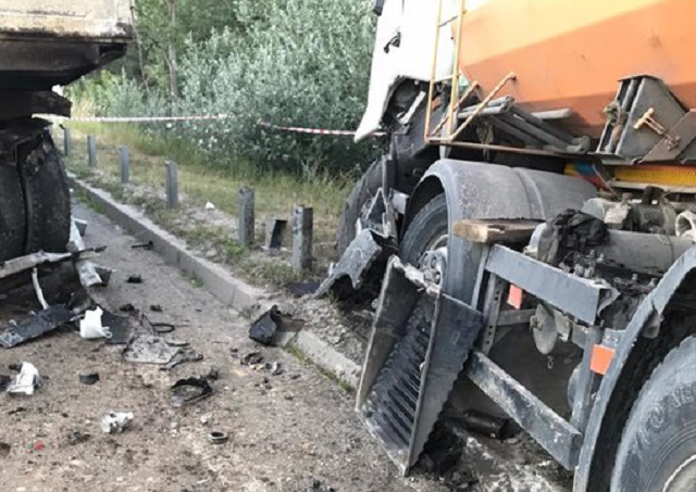 В Киеве молодого водителя раздавило между двумя грузовиками