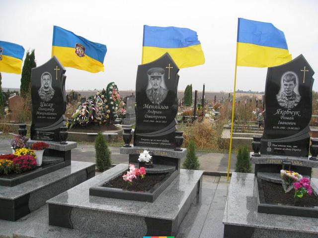 В Тернополе грабитель украл на кладбище флаги с могил АТОшников
