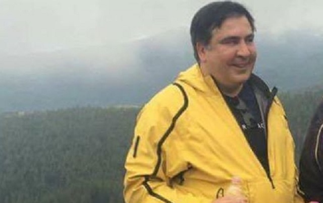 "Нельзя быть красивым таким!" В сети истерика из-за яркого наряда Саакашвили