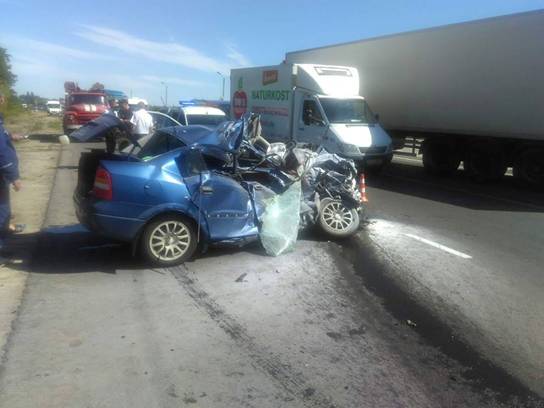 Под Киевом пассажирский автобус смял легковушку на обгоне, погибла женщина