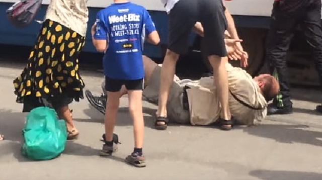 На трамвайной остановке устроили самосуд над мужчиной, подстрелившим женщину