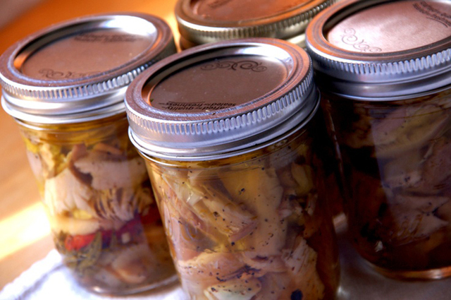 Ботулизм нашли в консервах. Минздрав заявил, что помочь не может