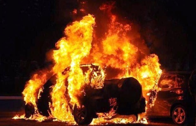 В Киеве во дворе жилого дома взорвался микроавтобус "Мерседес"