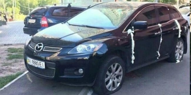 Двери авто героя парковки в Киеве задули монтажной пеной