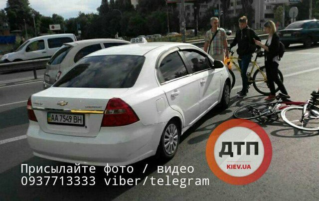 Просто за то, что ехал по дороге: В Киеве избили велосипедиста