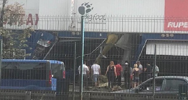 В Киеве BMW врезался в мойку, один человек погиб