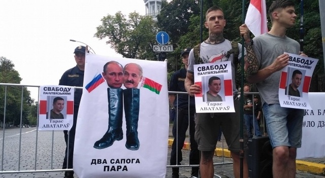 Біля Адміністрації президента проходить пікет на підтримку білоруського добровольця