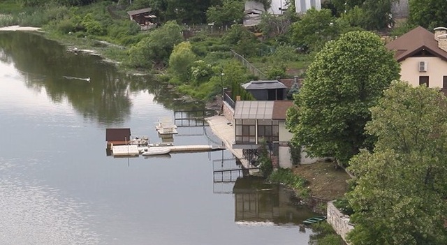 Хто, коли і як захопив шматок берега річки Тетерів у житомирському парку