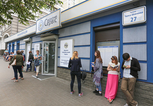 "Съели?" В сети рассказали, как продают места в очередях за биометрикой