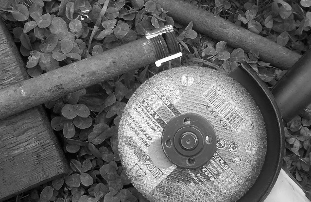 На Полтавщині чоловік намагався болгаркою розпилити снаряд та загинув від вибуху