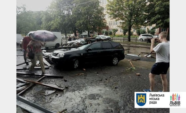 Во время бури во Львове падали деревья и проваливалось дорожное покрытие