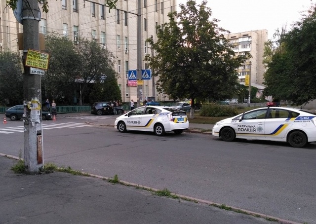 У Києві рідкісний електрокар врізався у легковий автомобіль