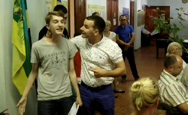 Депутат звинуватив у своїх знущаннях над 16-літнім хлопцем фізрука зі свого дитинства